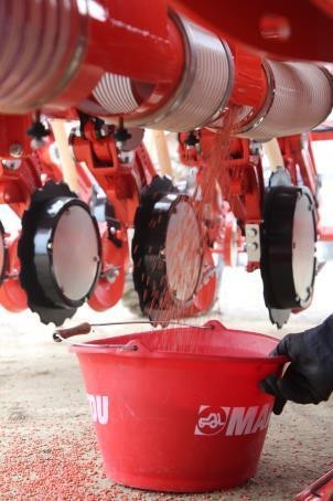 DELMADE - Maschio Gigante Seed Drill Updated Design!  Advanced Hopper: Easy and quick calibration